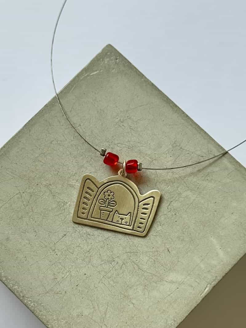 گردنبند گربه پشت پنجره